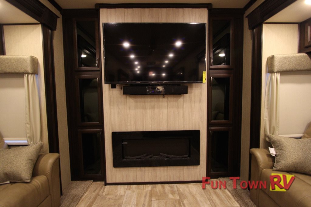 Palomino Columbus Fifth Wheel Entertainment System