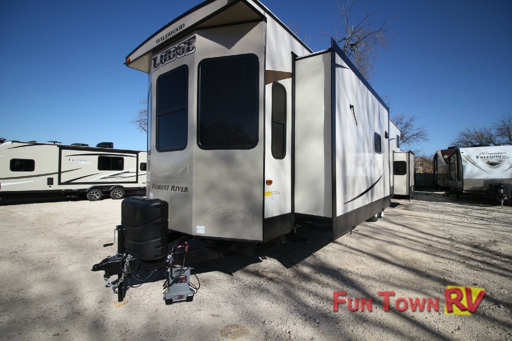 Forest River Wildwood DLX 426-2B Destination Trailer