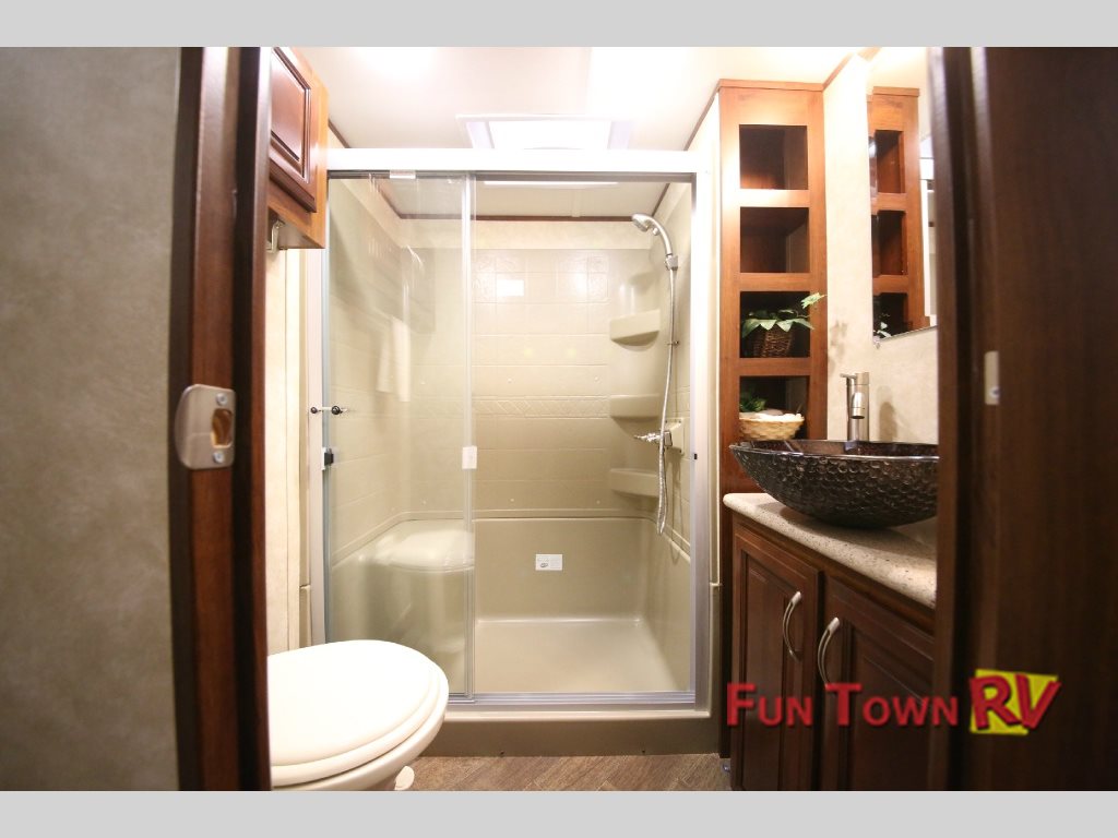 Gulf Stream Sedona 33FSBL Fifth Wheel Bathroom