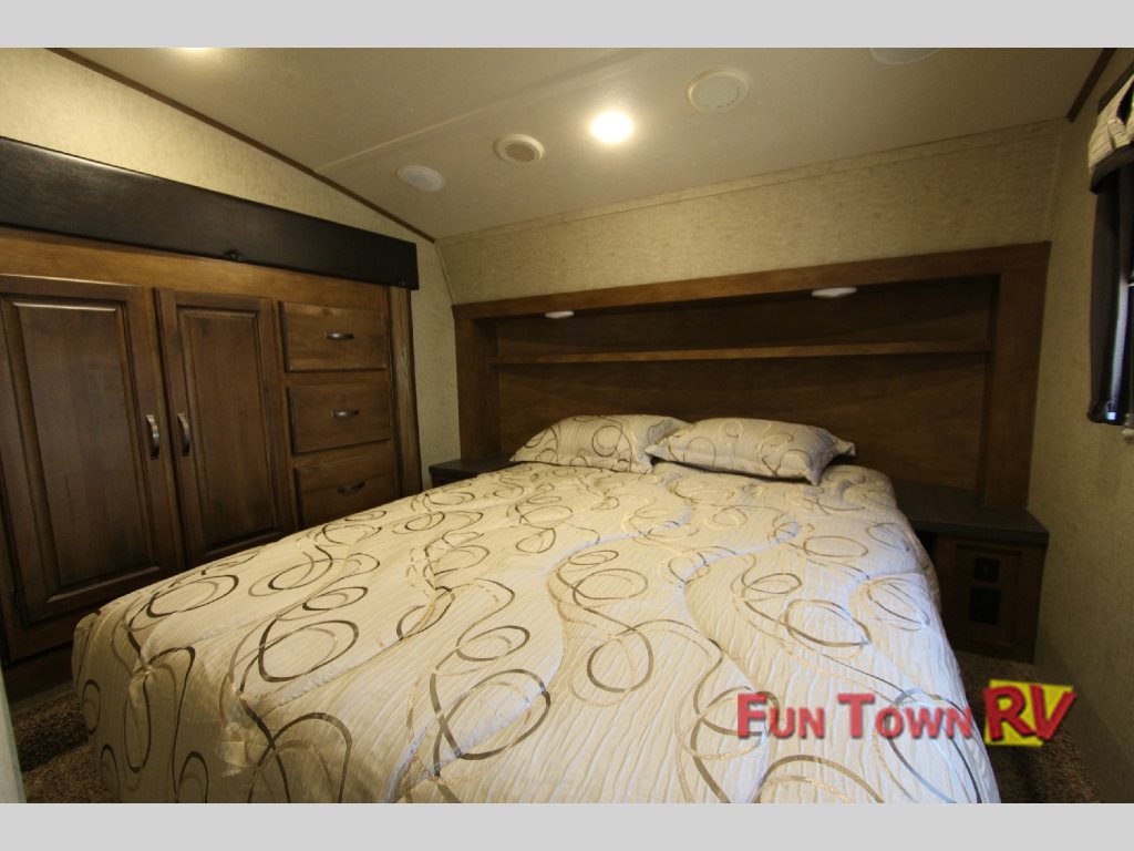 Sabre Lite 28BH Fifth Wheel Master Bedroom